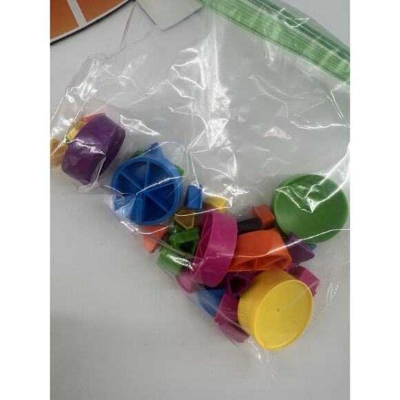 Trivial Pursuit 2000s COMPLETE 2016 Hasbro Gaming Pop Culture Collectible Game - Picture 11 of 11